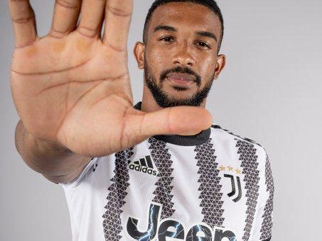 Annuncio ufficiale: il miglior difensore della Serie A si unisce ufficialmente alla Juventus per un prezzo totale di 49 milioni + indossa il n. 3