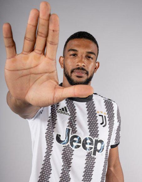 Annuncio ufficiale: il miglior difensore della Serie A si unisce ufficialmente alla Juventus per un prezzo totale di 49 milioni + indossa il n. 3