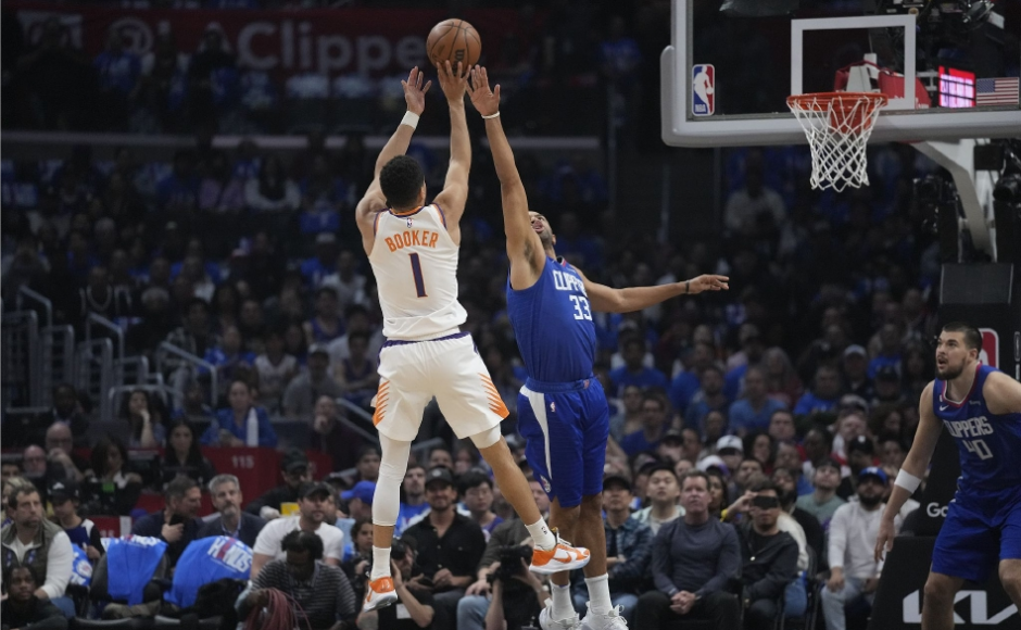 Powell 42 punti, Suns batte Clippers 2-1